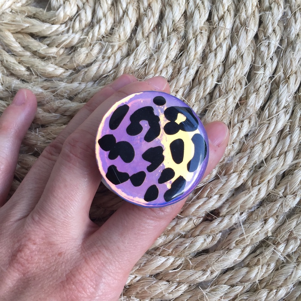 Handmade epoxy resin phone holder - Picture 4 of 5